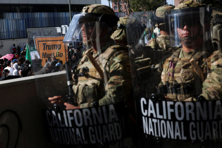 El despliegue de la Guardia Nacional en LA por orden de Trump, algo inédito en EE.UU. en décadas